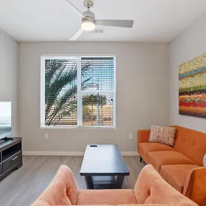 Gia Modern 2 Bedroom With Swimming Pool Apartment Phoenix