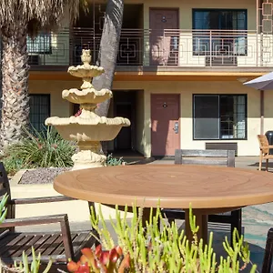 2* Motel Court Yard
